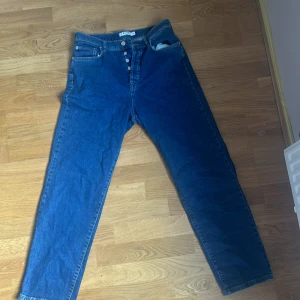 Mörkblå higwaisted jeans  - Mörkblå highwaisted straight jeans från NA-KD. Aldrig använda 