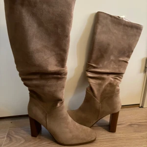 Beiga boots/stövlar - Säljer ett par helt oanvända stövlar, de är oanvända för ja aldrig fått någon användning för de. Svårt att beskriva färgen men de är en blandning av bruna och beiga🤎