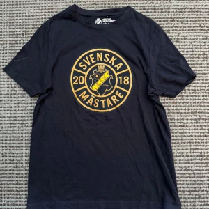 Aik mästare 2018 - Jättefin AIK tröja från när dom vann SM-Guldet 2018! Tröjan är i toppskick utan skavanker eller liknande! Storlek S, Tröjan säljs inte längre och är köpt på AIKs egna shophemsida! Mvh
