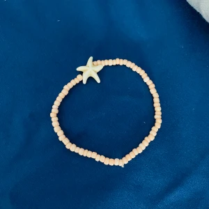 Pärlarmband  - Ljus rosa pärlarmband med en vit snäcka 🩷 Aldrig använt bara testat men är för stort för mig