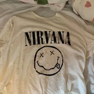 Nirvana t-shirt  - Nirvana t-shirt Fint skick knappt använd  