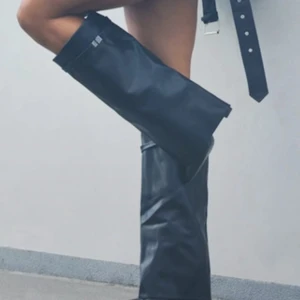 Snygga boots - Super bra skick använd bara ett par gånger. Har dragkedja så lätta att lägga på🫶🏻