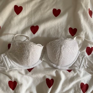 Vit spets bh från Lindex! - En otroligt söt vit bh med spets, från ”Lindex” 🤍 Använd ett fåtal gånger men fortfarande i bra skick! I storlek 70B, passar mig som vanligtvis har 65B! 