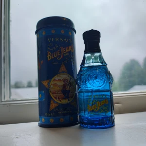 Versace Blue Jeans - En helt ny parfym orginal låda ingår. Denna är väldigt citrusig med en hint av trä vilket gör att den är väldigt manlig den passar också perfekt nu till sommarn. Men hur som helst så luktar den väldigt gott och varar i ungefär 7 timmar