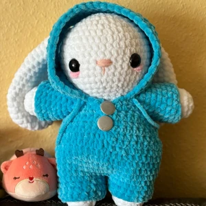 Virkad kanin med overall - Virkad kanin med overall som man kan ta av och på. 100% polyester. Dm vid frågor 💕