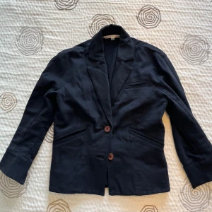 Diane Von Furstenberg - Blazer & Kjol  - DvF i gott skick, två plagg som matchar men klarar sig bra även själva. 