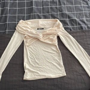 Tröja  - En långärmad tröja med kant man viker ner över axlarna. Den är Aldrig använd jätte fin.