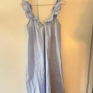 Ljusblå klänning - Luftig skön klänning från H&M med söta volangdetaljer 