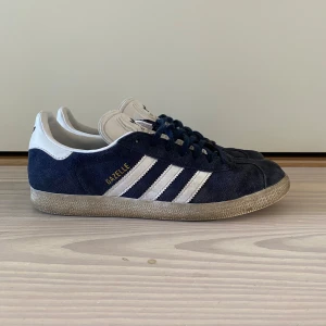 Adidas gazelle  - Säljer mina adidas gazelle skor i färgen blå, då jag inte använder dom längre. Dom är lite smutsiga, vilket går att tvätta bort, men annars är det inga stora skador:) pris går också att diskuteras:)