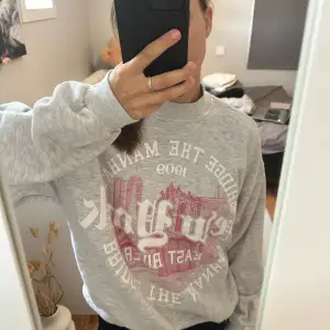 Så fin sweatshirt som inte kommer till användning längre💕Den är i Xs men skulle säga passar även större då den är lite oversized🥰Pris går att diskutera 