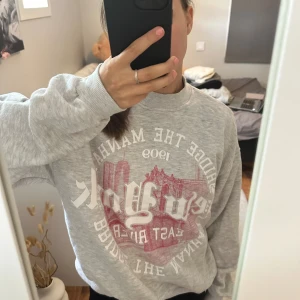 Sweatshirt - Så fin sweatshirt som inte kommer till användning längre💕Den är i Xs men skulle säga passar även större då den är lite oversized🥰Pris går att diskutera 