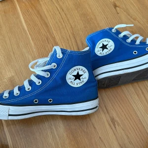 Blåa converse - Säljer eftersom de inte kommit till så mycket användning. Bra skick.
