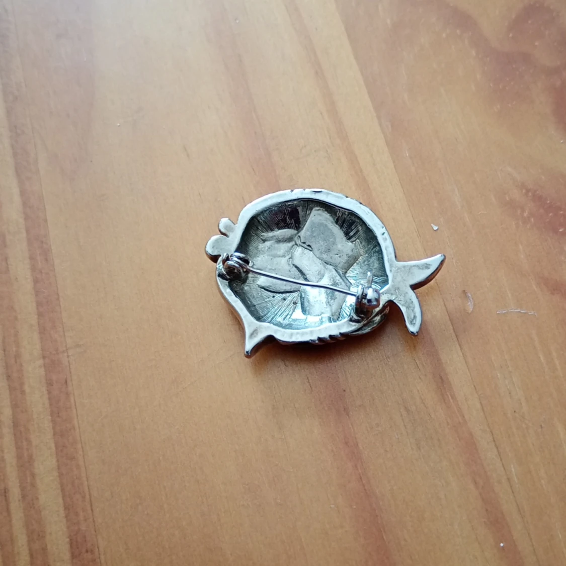 Brosch mönstrad silverfärgade med olika färger fisk. - 91