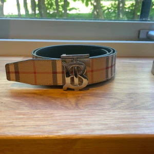 Burberry bälte - Riktigt snygg burberry bälte nästan aldrig använt köptes här på plik, har kvitto osv🙌🏻