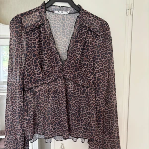 Leopardblus - Jättefin leopardblus från NA-KD, som ny, använd vid ett tillfälle. Tyget på blusen är tunt. 