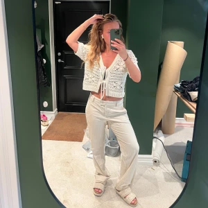 Randiga kostymbyxor - Snygga kostymbyxor från h&m, beig/vit randiga🙌🏼Passar 160-165💕Stl 38 men passar 36.