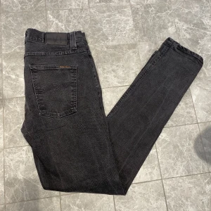 Nudie Jeans - Ett par riktigt snygga Nudie jeans i topp skick. Dem är i storlek 31/32 men sitter lite tajtare. Är mest intresserad av byten men kan även ta emot pengar!