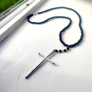 Halsband Y2K  - Super gulligt kors halsband i svart och silver, säljer då det inte är min stil längre, korset är en annan användt och gammalt men går säker att putsa till.