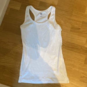 Vitt linne  - Helt oanvänd och är inte genomskinligt alls.