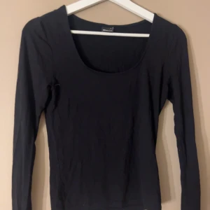 Tröja - En tröja från Gina med slits i ärmarna, använd några få gånger🩷