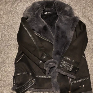 Skinnpälsjacka  - En mörkgrå skinnpälsjacka i storlek L. Jackan är i utmärkt skick och har endast använd få gånger. Den är väldigt skön och mjuk. Priset är 500 kr. Kontakta mig om du är intresserad av att köpa!