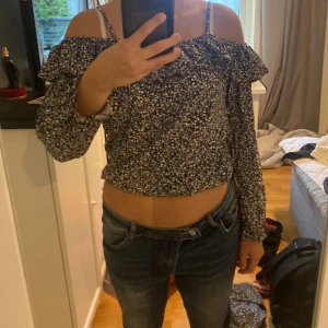 Blommig blus - Använd endast 1-2 gånger och är som helt ny. Väldigt fint blommönster