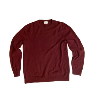 John Henric kashmir tröja - John Henric 100% kashmir crewneck • Storlek M • Säljs billigt då det finns flera hål vid nedersta delen av tröjan och vid armen (går möjligtvis att sy ihop) • Nypris: 2200kr • Svarar gärna på frågor eller funderingar 