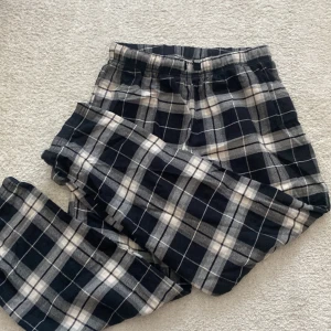 Pyjamas byxor - Säljer ett par pyjamas byxor då de har blivit förkorta för mig, väldigt bra skick, använda några ggr❤️ stl 146/152 säljer för 150kr🫶🏻