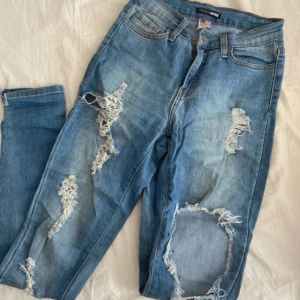 Fashion Nova jeans - Slitna jeans från fashion Nova i storlek W24 (waist 24) motsvarar en EU 32 (XXS-XS). Väl omhändertagna jeans. Pris kan diskuteras. Säljs så de är för små i storleken.