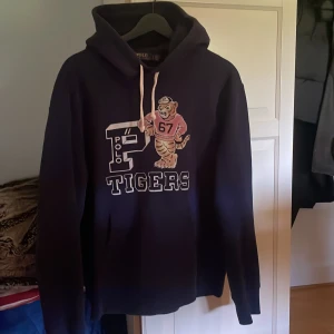 Hoodie  - Hoodie jag inte använder längre, i fint skick 