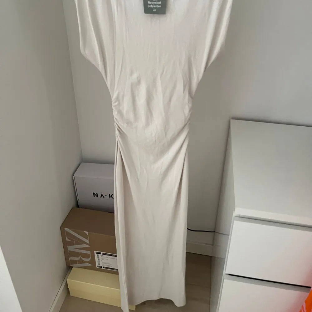 Så fin beige ny klänning från hm i storlek xs, aldrig använd. Köpt för 330kr💕. Mekot.