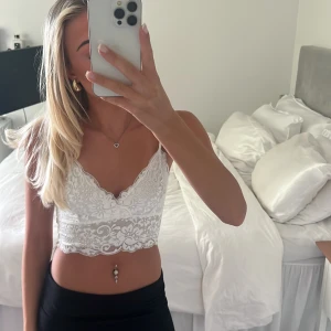 Spets topp - Topp från new Yorker. Bra skick men en liten defekt på framsida bröst (sista bild)