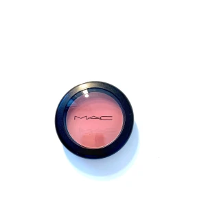 Mac blush baby - Superfin rosa rouge i färgen blush baby som håller hela dagen!! Använd några gånger! Köptes för 365 kr