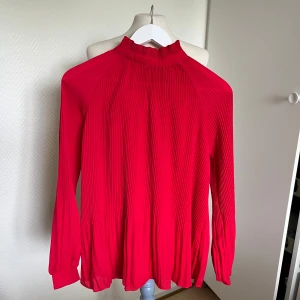 Ichi röd blus  - Ny oanvänd inget att anmärka på.  Normal i storlek❤️