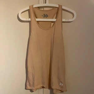 Linne  - Ett linne med litet tryck i hörnet både fram och bak Stor i storleken 