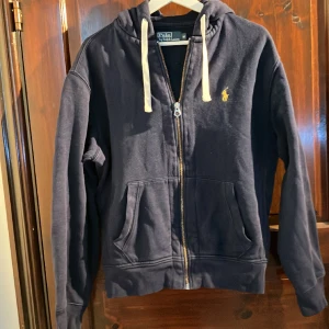 Ralph lauren kofta - Ralph lauren kofta, säljer då den inte passar mig längre, skriv för fler bilder, skick 8/10, pris går att diskutera 