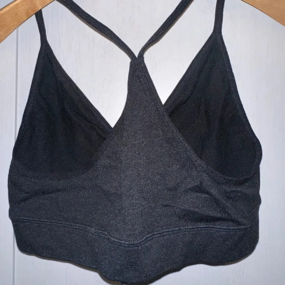 Please note this fits way smaller than the tagged S, perfect for an XS. Only cut tags off to try then washed. Mint condition. Unlined, no cups or underwire. Stretchy, but not much. No holes, tears, rips, stains, snags, fading, pilling. Smoke/pet free. Toppar.