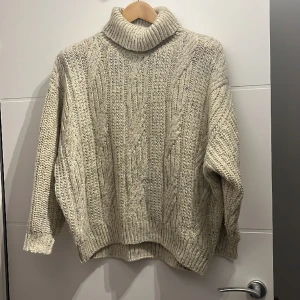 STICKAD TRÖJA  - Ny Stickad tröja från MONKI  Lite stor i storlek 