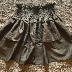 svart kjol - svart oanvänd kjol i strl s