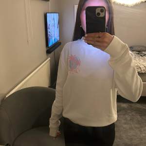 Fin vit sweatshirt. Använt få gånger så bra skick!