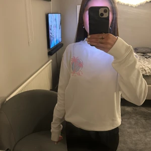 Vit Lee sweatshirt  - Fin vit sweatshirt. Använt få gånger så bra skick!