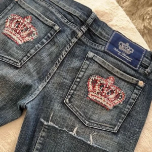 Victoria Beckham jeans - Säljer dessa Victoria Beckham jeans p.g.a att de är förstora för mig. Jag köpte de från en annan säljare här på Plick och har därför lånat bilderna. Skriv för fler bilder. Midjemått 42cm, innerbenslängd 76cm, grenmått 20cm. Priset går att diskuteras!