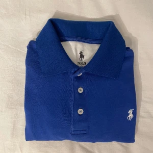 Långärmad piké Ralph Lauren  - Asfet långärmad piké från Ralph Lauren i bra skick. Storlek M. Skriv om du har några frågor🤝