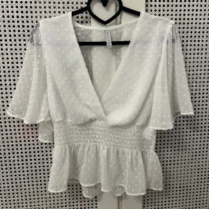 Så fin blus - Super fin blus i storlek M.  Nyskick, använd en gång.  Nypris 200kr 