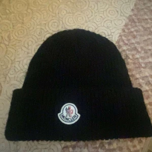 Moncler Mössa - One Size, använd men i nyskick.