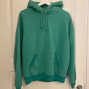 Grön hoodie från BikBok. Använd få gånger men inget som märks eller syns. Storlek S. Köpt för 399kr. PRIS KAN DISKUTERAS!