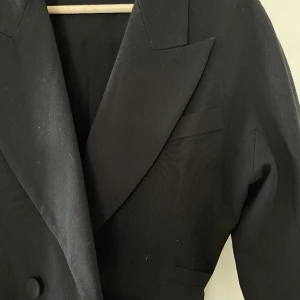 Klänning - Cool och sexig men fortfarande stilren och classy. Perfekta kortklänningen som passar till allt. Höga boots, sneakers eller klackar, allt passar. 