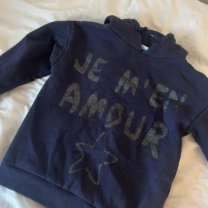Mörkblå hoodie - Mörkblå populär hoodie från Young gina. Säljer pågrund av att den inte kommer till användning och att den är lite för liten, den är i väldigt bra skick och är endast använt fåtal gånger. Köpt för 249 kr 
