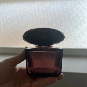 Versace Chrystal Noir parfym  - Pris kan diskuteras vid snabb affär! Den parfymen luktar gudomligt men jag använder annat nu. Eau de toalette, 90ml och ca 95% av den är kvar av den😍