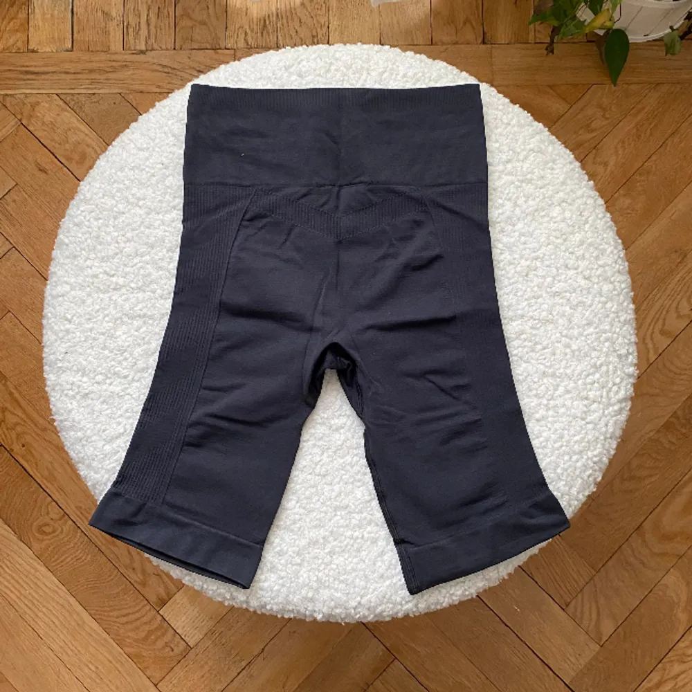 Svarta shorts från Hummel, storlek XS. Superfint skick, använda max 2 gånger. Nypris 280kr.. Shorts.